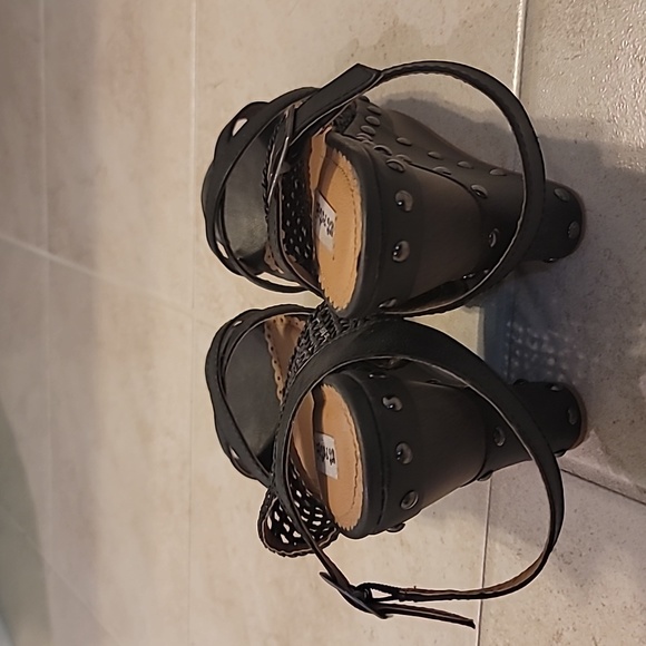 Sandals - Picture 3 of 4